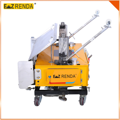 Los modelos emparedan la enyesado del estuco de la pintura de la máquina sobre la pared de ladrillo Ezrenda